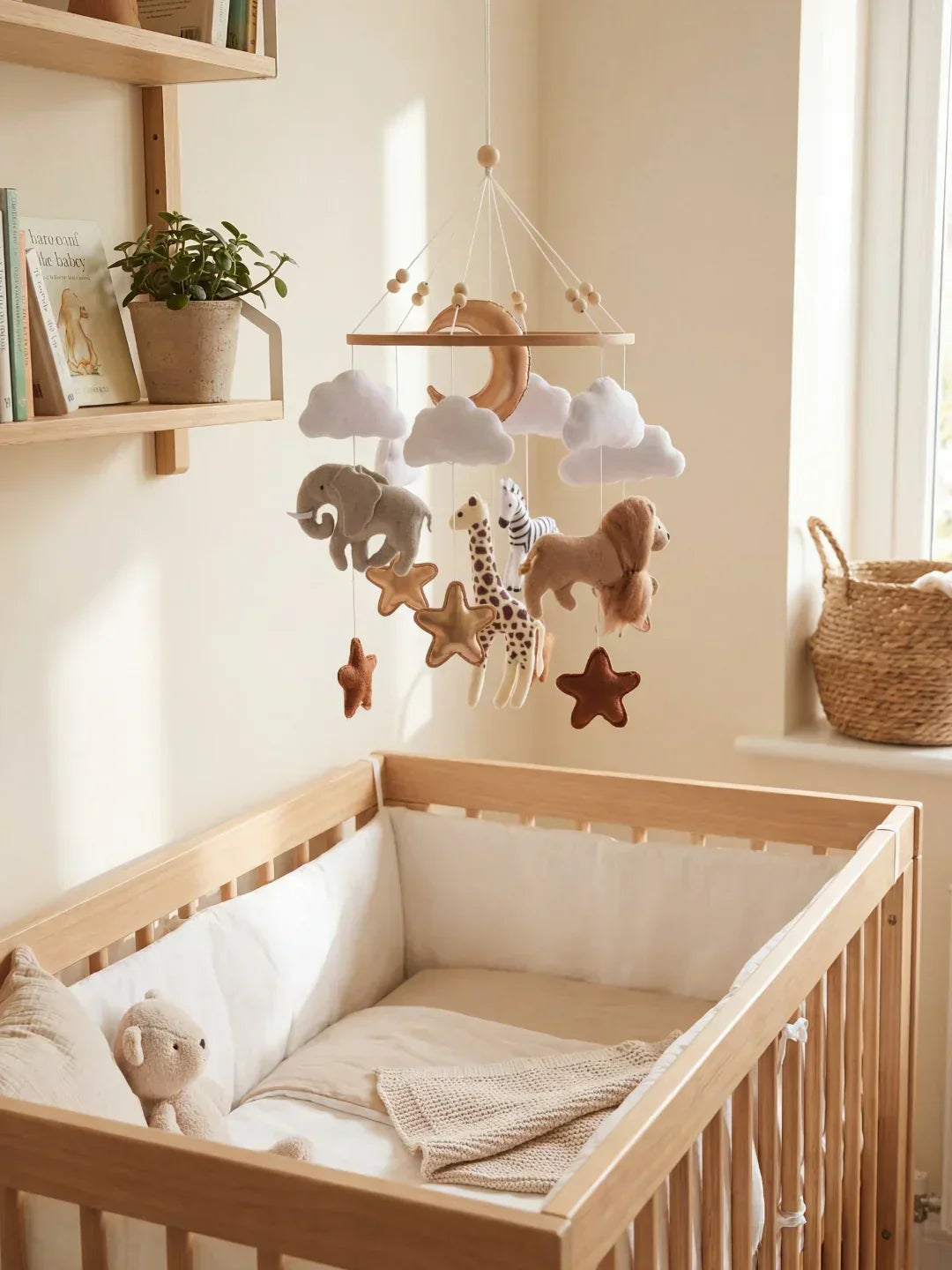 Móvil de cuna de madera con figuras colgantes, decoración infantil.
