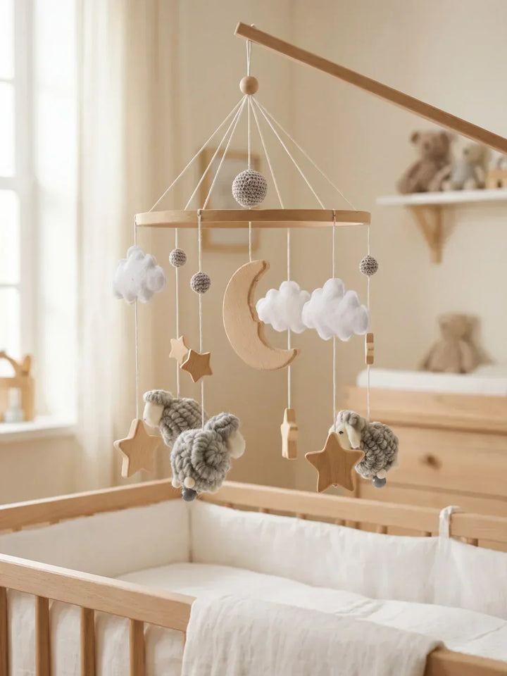 Móvil de cuna de madera con ovejas, un regalo ideal para recién nacido, empaquetado cuidadosamente.