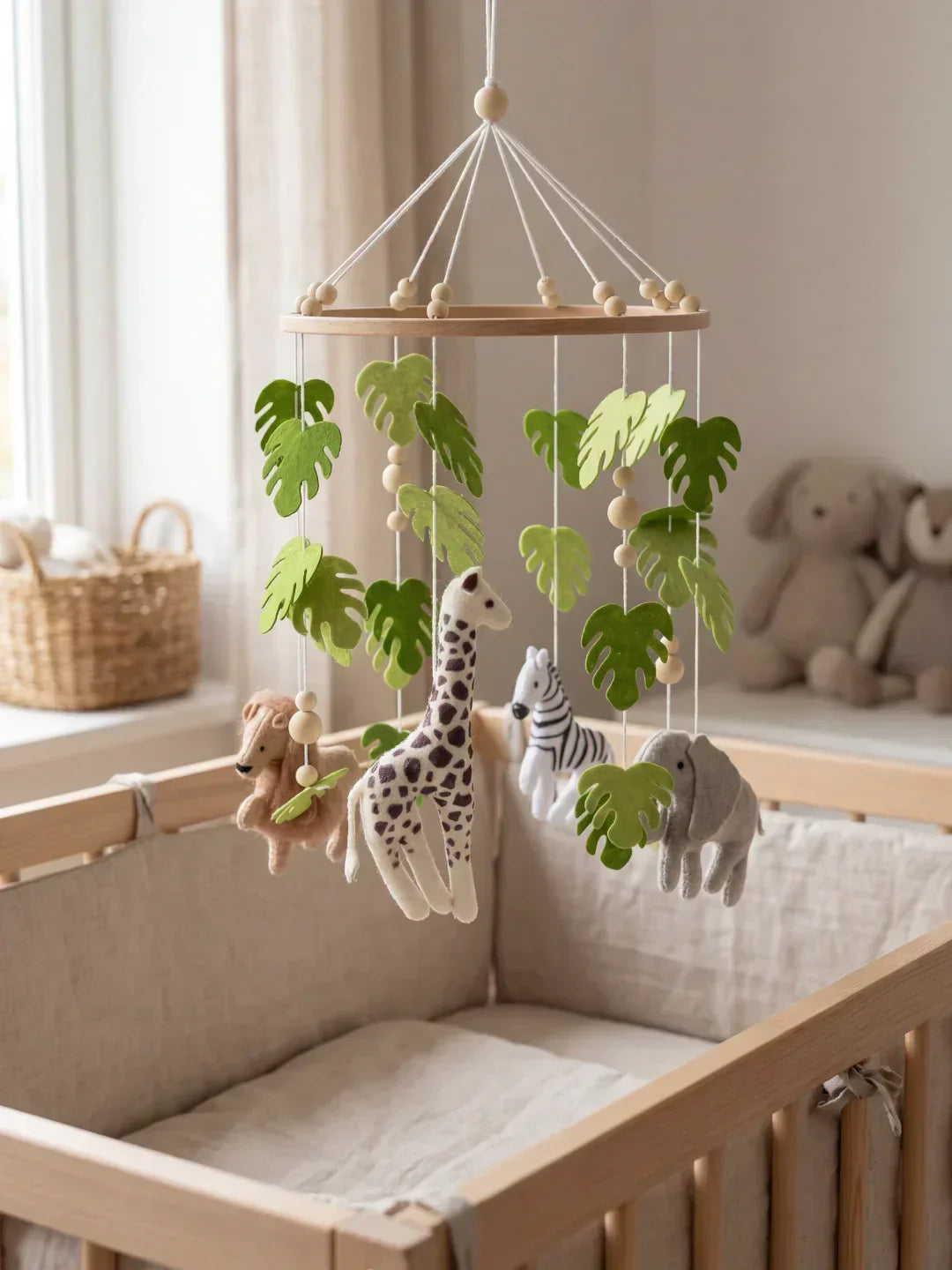 Móvil de cuna de madera, accesorio esencial para la habitación del bebé.