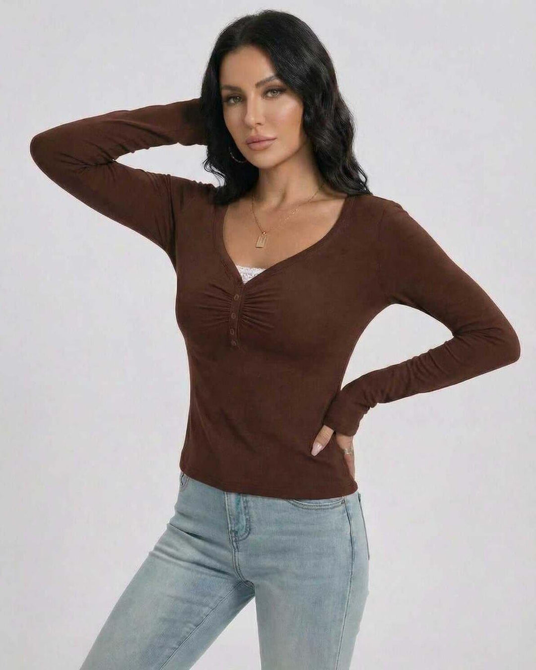 Suéter mocha versátil para mujer, cuello V, mangas largas. Perfecto para looks de oficina y casuales.