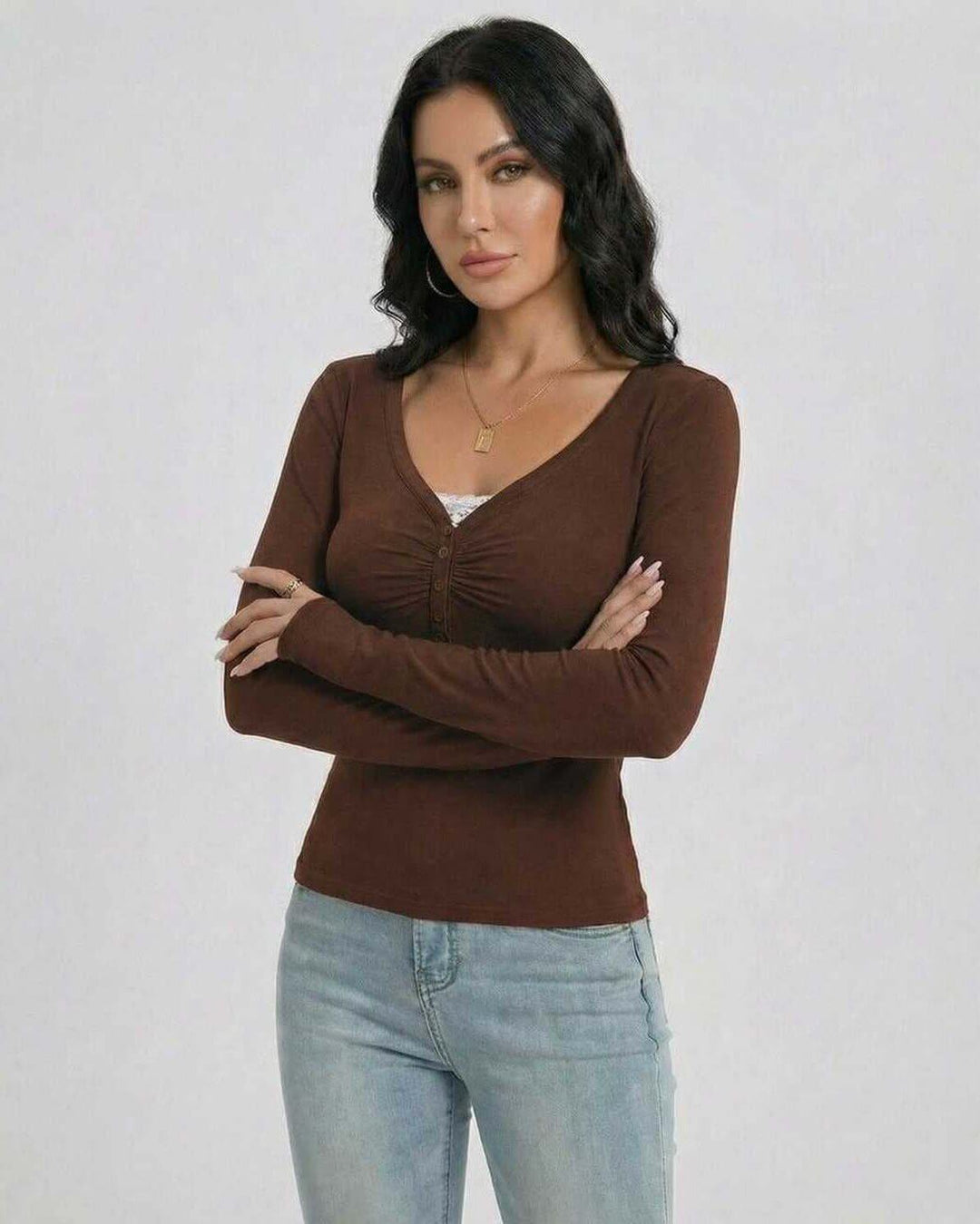 Cálido suéter de mujer color mocha con cuello V y mangas largas, ideal para el frío otoñal/invernal.