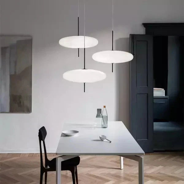 Elegante lámpara colgante de vidrio, iluminación decorativa para interiores, estilo minimalista.