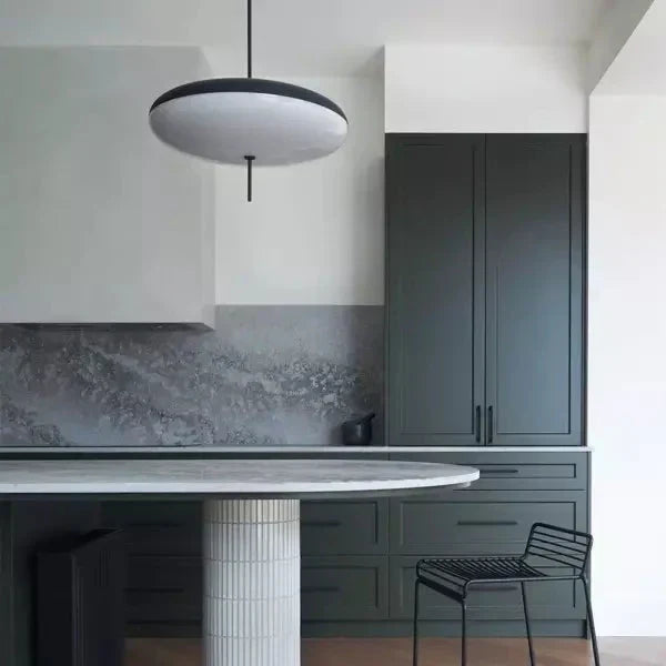 Lámpara colgante de vidrio minimalista, aportando luz y estilo moderno al interior del hogar.