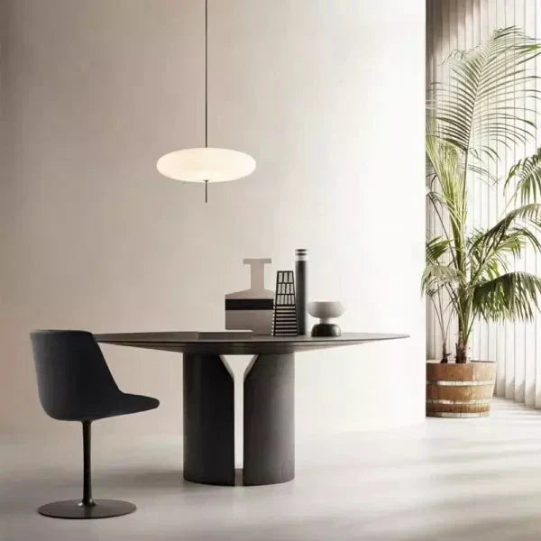 Lámpara colgante de vidrio y metal, diseño moderno para el hogar, iluminando con estilo.