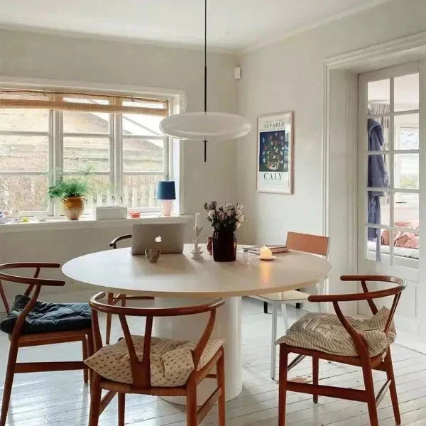 Moderna lámpara colgante de vidrio, perfecta para decoración minimalista en sala o comedor.