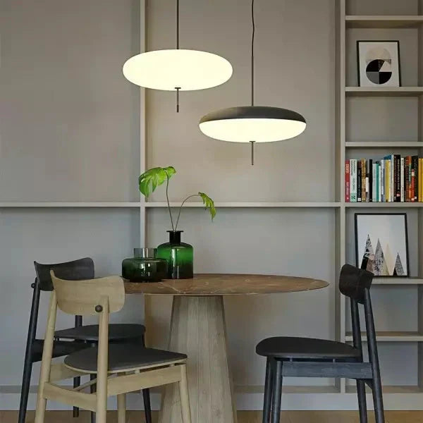 Lámpara colgante de vidrio para sala, iluminación moderna y decorativa, creando ambiente.