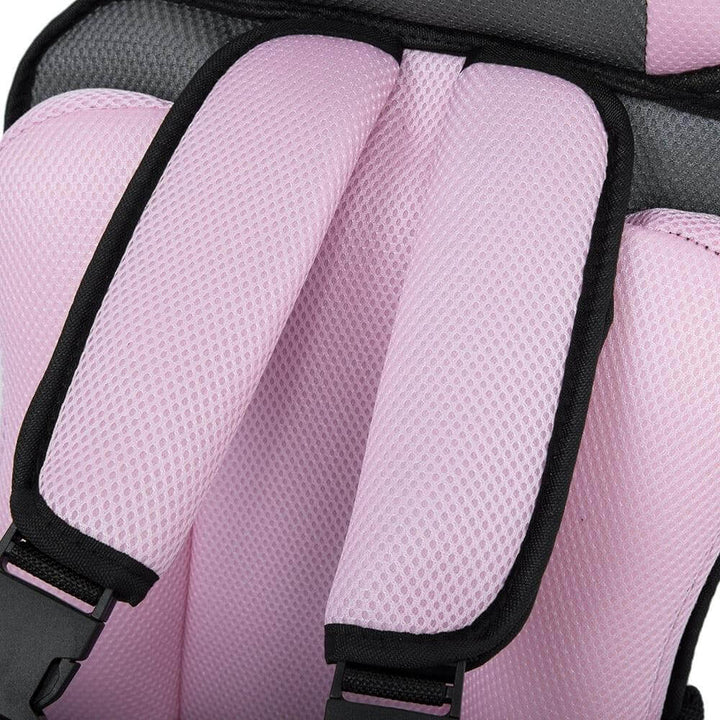 Silla de auto infantil gris, vista frontal, mostrando sistema de anclaje seguro y tejido resistente.