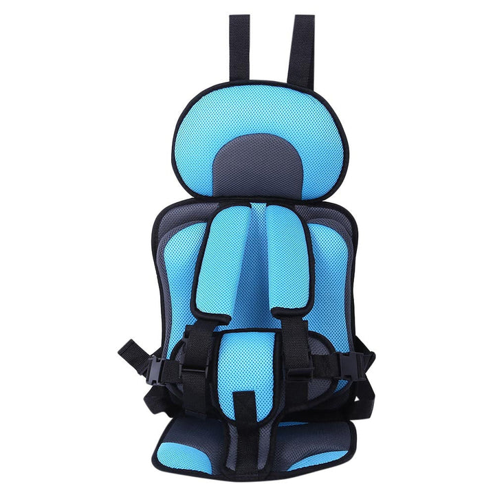 Demostración de fácil instalación de silla de auto universal para seguridad infantil y viaje familiar.