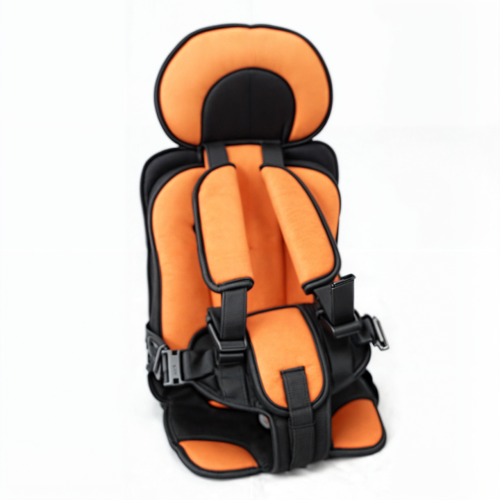 Tejido transpirable y desenfundable en silla de auto para confort del niño y fácil mantenimiento en viajes.