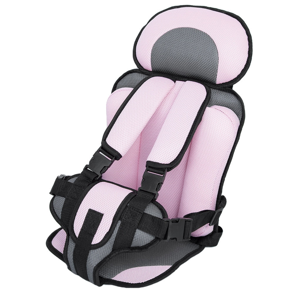 Asiento de seguridad infantil con arnés de 5 puntos y protección lateral óptima en el coche.