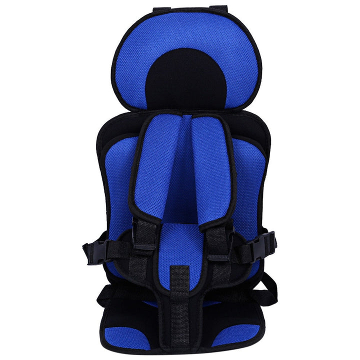 Arnés de 5 puntos ajustable en silla de auto, asegurando la protección de niños y bebés en todos los trayectos.
