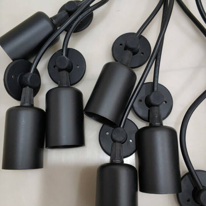 Luz de techo colgante que crea un ambiente único. Lámpara moderna y ajustable para diseño interior versátil.