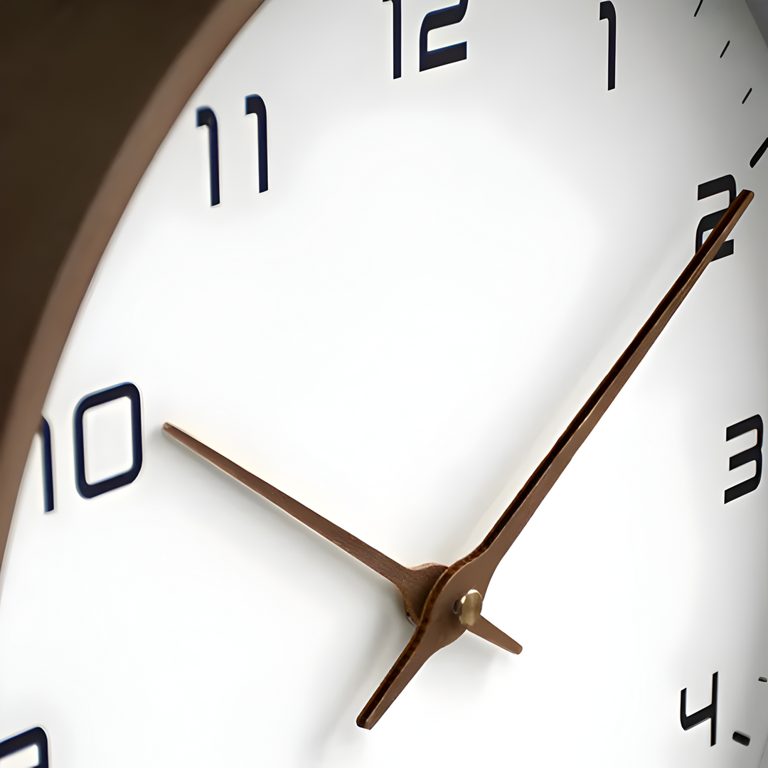 Reloj de pared silencioso para dormitorio. Diseño redondo, estilo moderno y funcional.