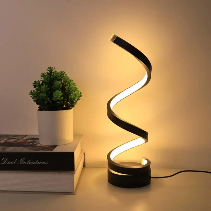 Lámpara de mesa LED espiral moderna con iluminación regulable. Ideal para oficina y hogar.