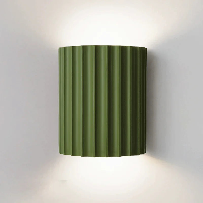 Iluminación de pared LED para dormitorio, lámpara moderna de resina con diseño elegante y funcional.