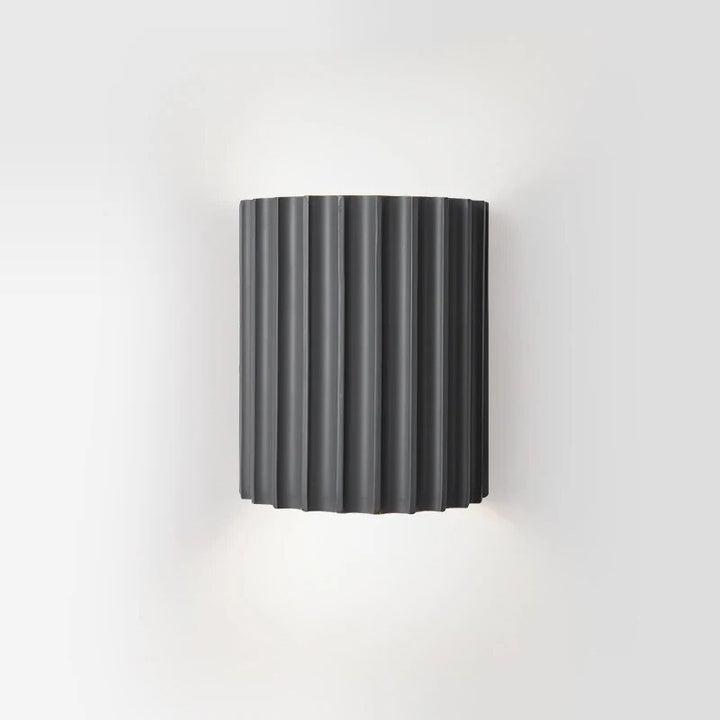 Diseño de lámpara de pared moderna en resina y LED, perfecta para decoración interior nórdica en salón.