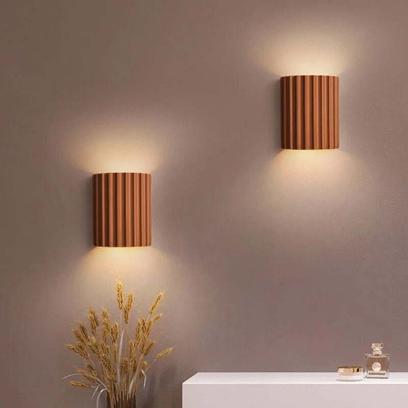 Lámpara de pared LED de resina, vista de cerca, destaca su textura moderna y luz ambiental.