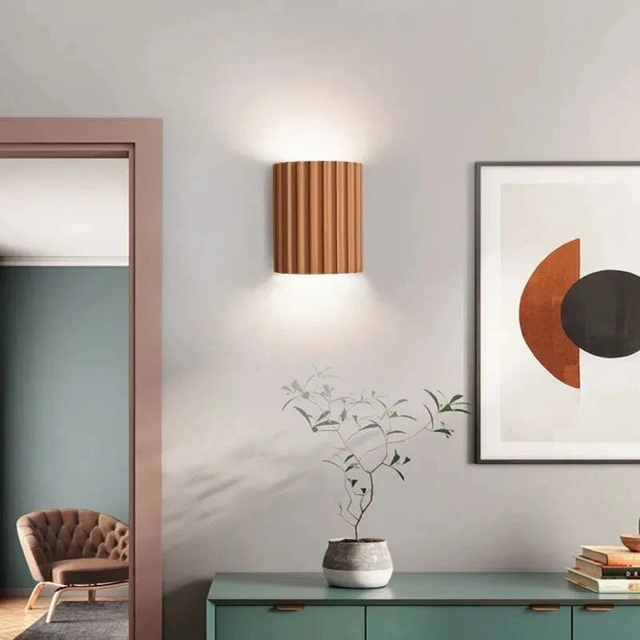 Lámpara de pared de resina LED, vista frontal, diseño moderno que aporta estilo a cualquier interior.