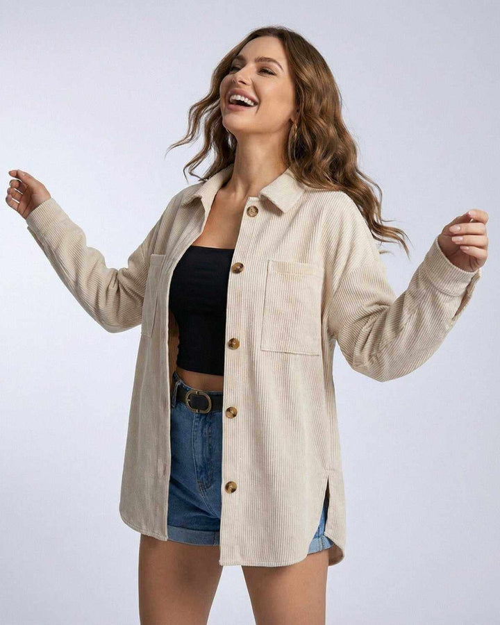 Mujer vistiendo chaqueta oversize relajada de estilo urbano, comodidad y moda para el día a día.