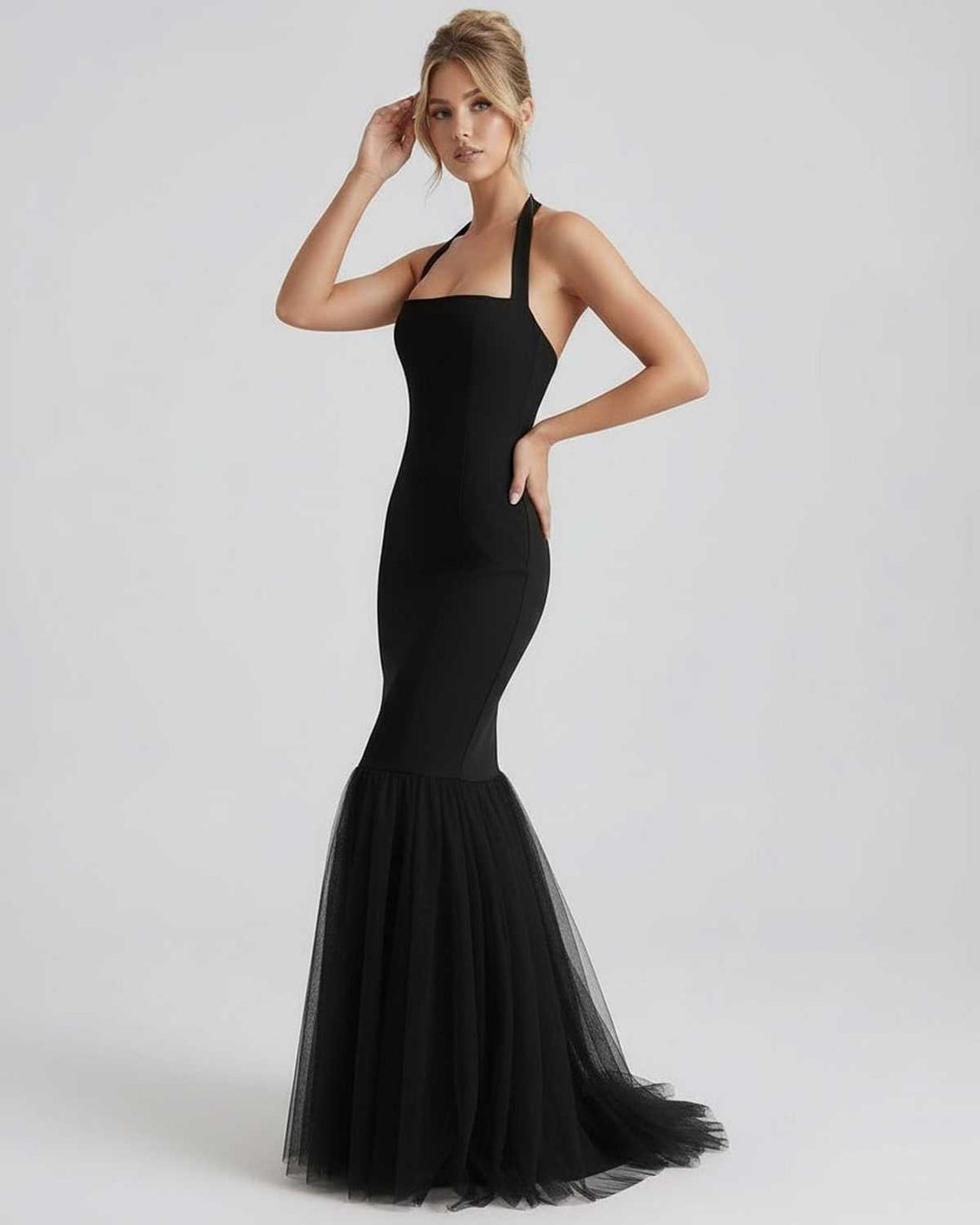 Vestido de fiesta negro con espalda abierta y cuello halter, ideal para eventos de noche elegantes y glamour.