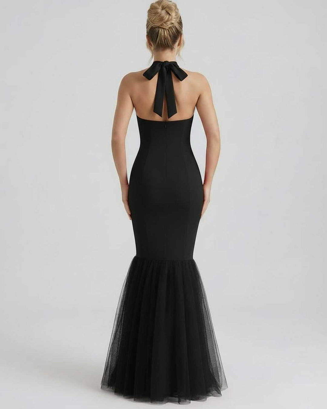 Vestido de noche negro con cuello halter y espalda abierta, silueta sirena glamurosa para mujer.