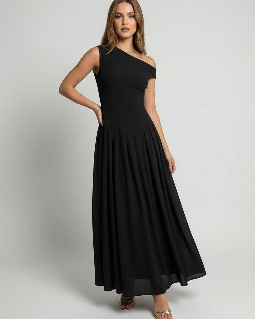 Vestido largo de noche negro con silueta A y un hombro, fluido y formal para eventos especiales.