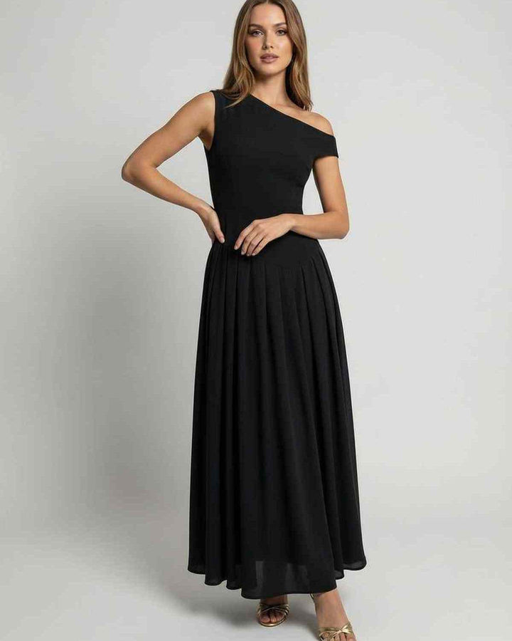 Vestido largo negro de fiesta, silueta A fluida, diseño elegante de un hombro, ideal para gala y mujer.