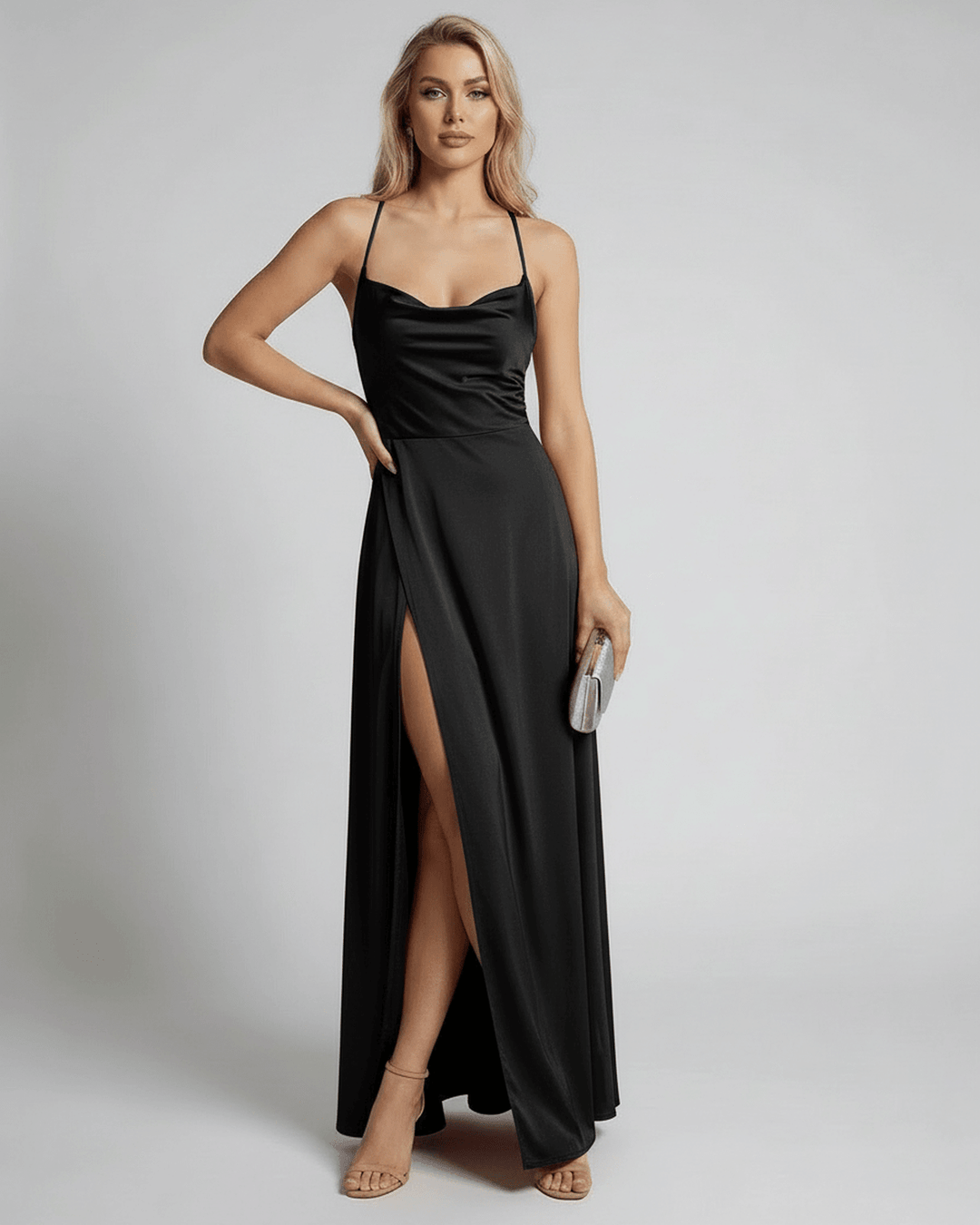 Mujer con vestido maxi negro elegante Mónaco, ideal noche. Atuendo glamoroso con tirantes para fiesta formal.