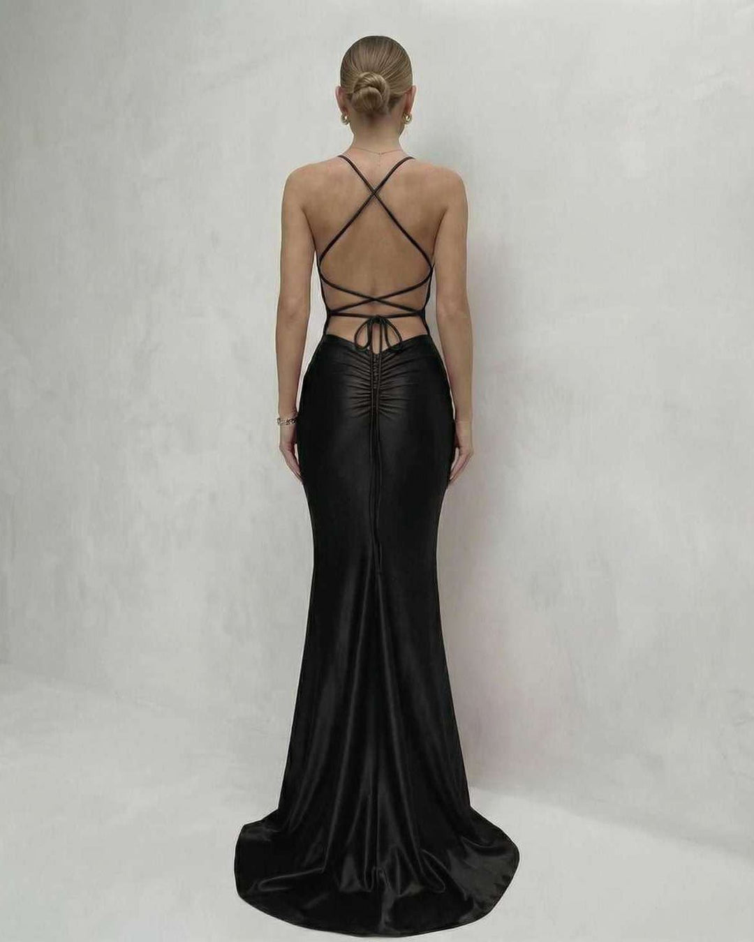 Vestido de noche largo negro Mónaco para mujer, con un sofisticado escote V y detalle de espalda con cordones.