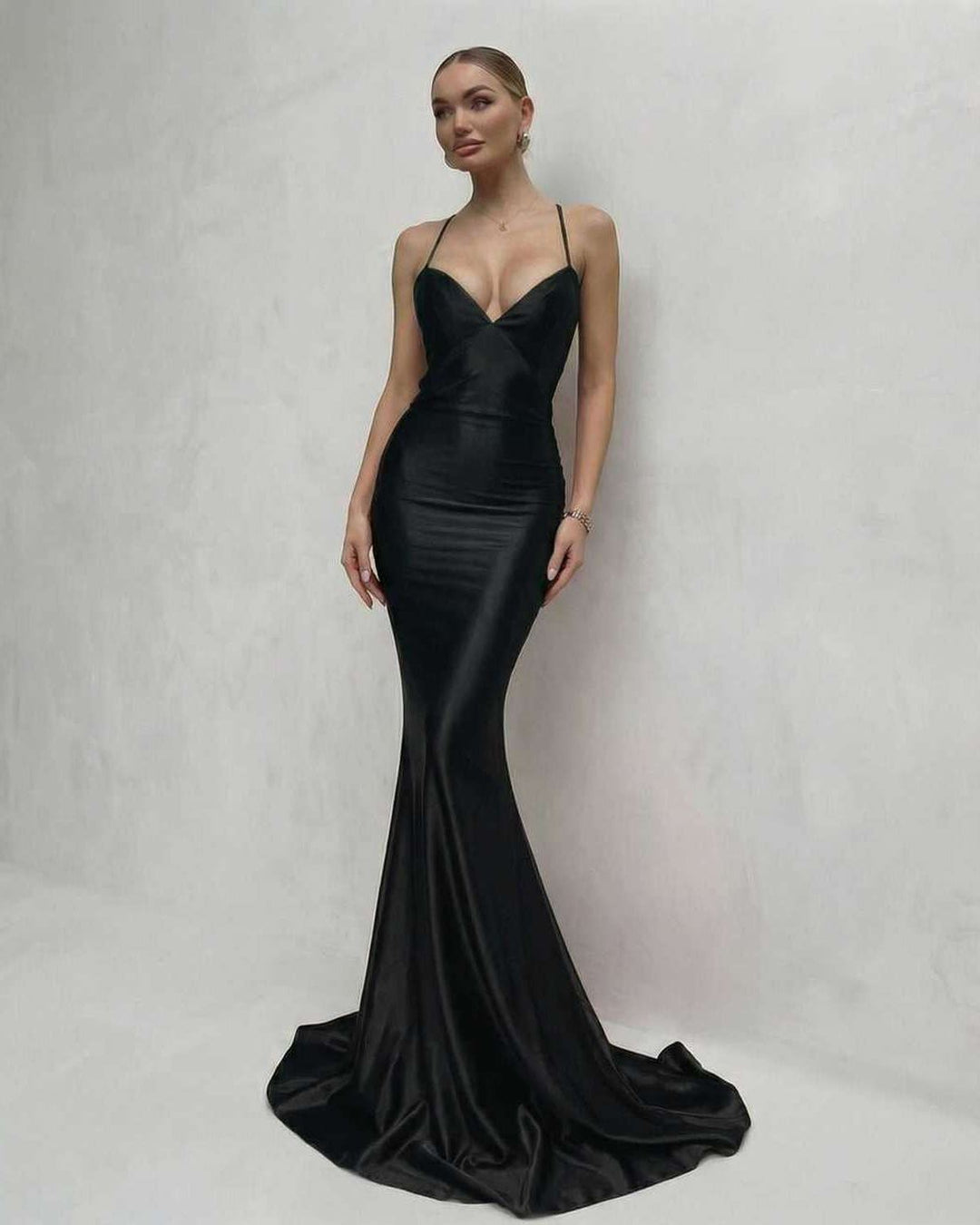 Vestido maxi negro Mónaco, elegante con escote V y espalda con cordones. Perfecto para eventos formales y fiesta.