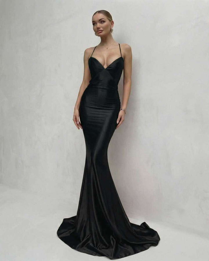 Vestido maxi negro Mónaco, elegante con escote V y espalda con cordones. Perfecto para eventos formales y fiesta.