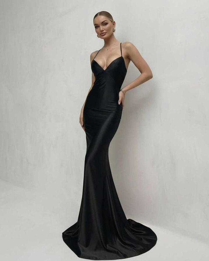 Vestido de fiesta negro Mónaco, diseño maxi con escote V y espalda con cordones. Perfecto para un look sofisticado.