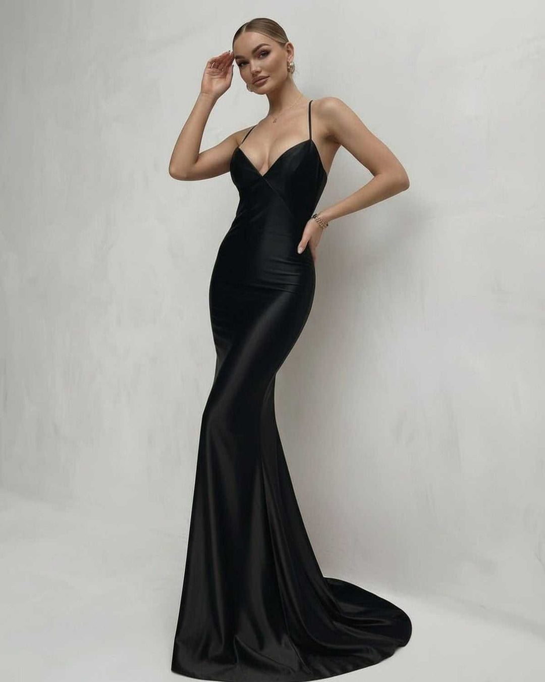 Moda mujer: vestido maxi Mónaco negro, ideal para eventos de noche. Presenta escote V y espalda con cordones.