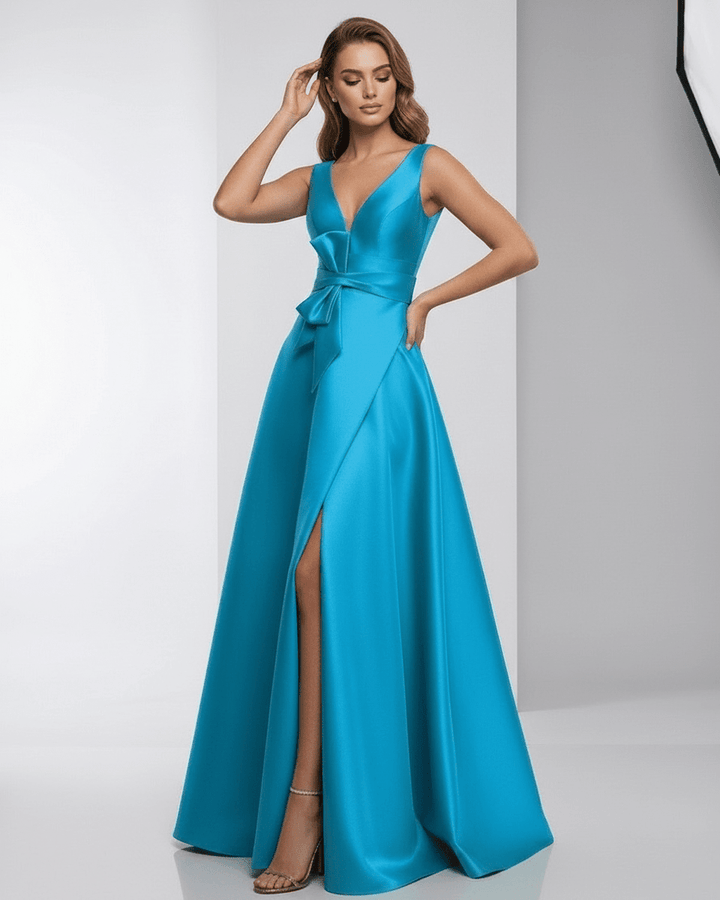 Vestido largo de fiesta blanco con corte A y escote en V. Un diseño formal y elegante para la mujer moderna.