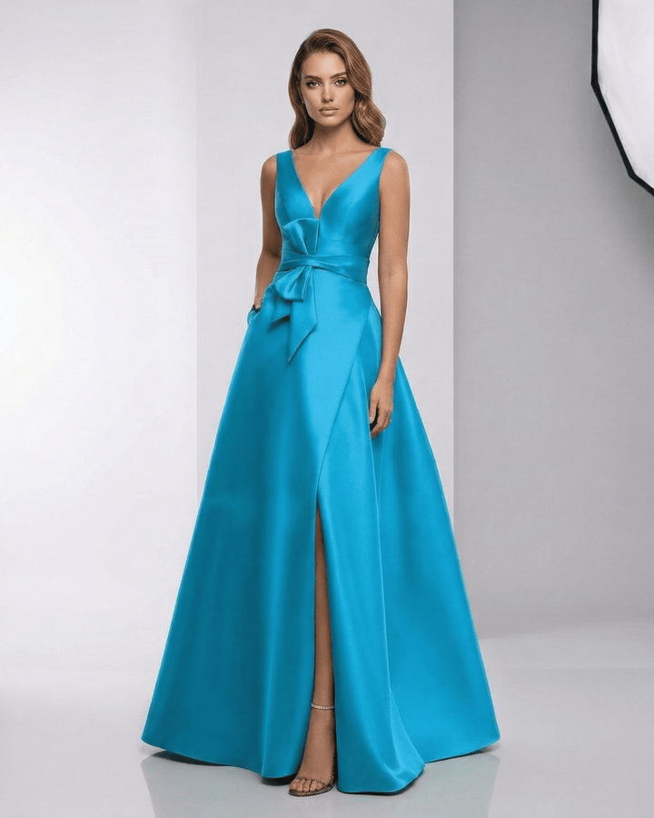Vestido maxi de noche blanco elegante para mujer con escote en V. Ideal para fiestas y ocasiones especiales.