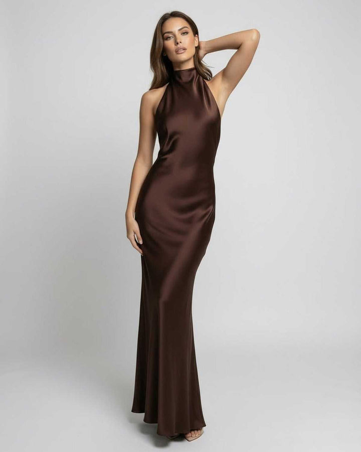 Vestido maxi formal marrón con cuello halter y espalda descubierta para mujer, estilo sofisticado de fiesta.