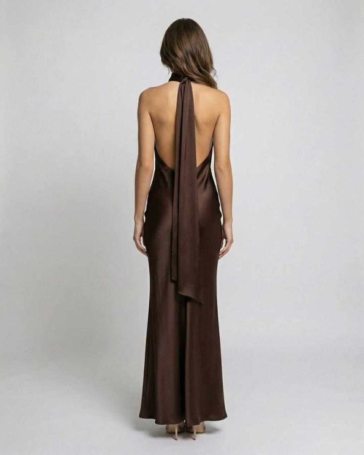 Vestido maxi marrón elegante y fluido para mujer, perfecto como vestido de noche o cóctel, silueta ajustada.