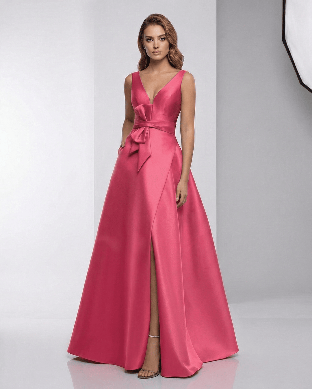 Vestido maxi de noche rosa elegante para mujer. Escote V, corte línea A. Ideal para eventos formales y bodas.