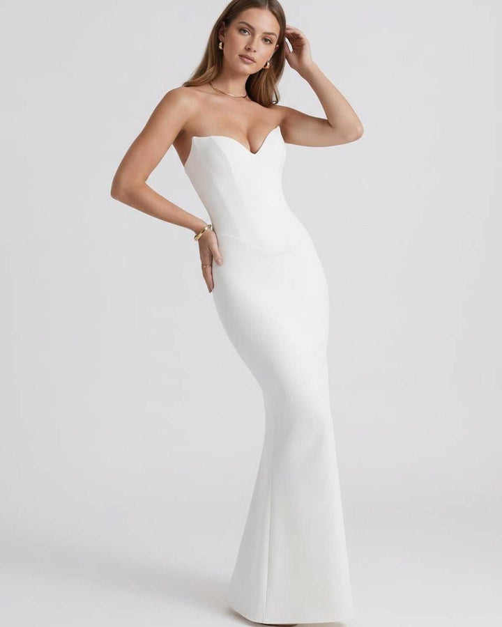 Vestido blanco formal sin tirantes, escote corazón, silueta sirena, perfecto invitada de boda.