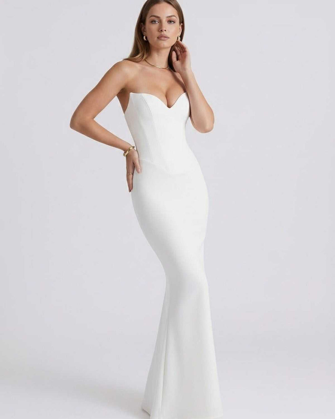 Elegante vestido maxi blanco sin tirantes, ideal para fiestas y eventos de noche de mujer.