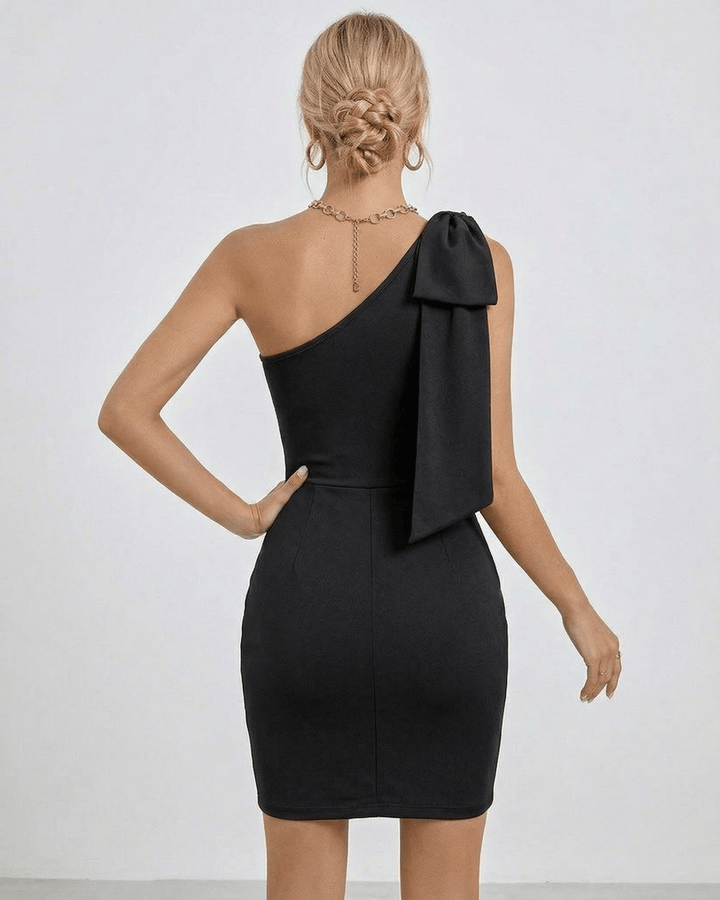 Detalle del diseño de un hombro del vestido mini bodycon negro, elegante y sexy para fiestas.