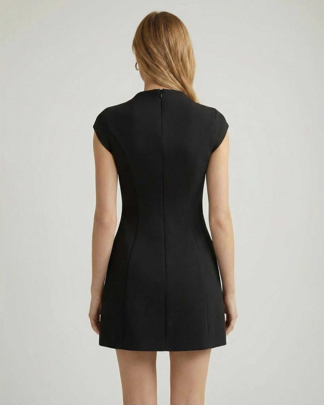 Vestido mini negro chic para mujer, ideal para eventos formales o casuales. Estilo versátil y sin mangas.