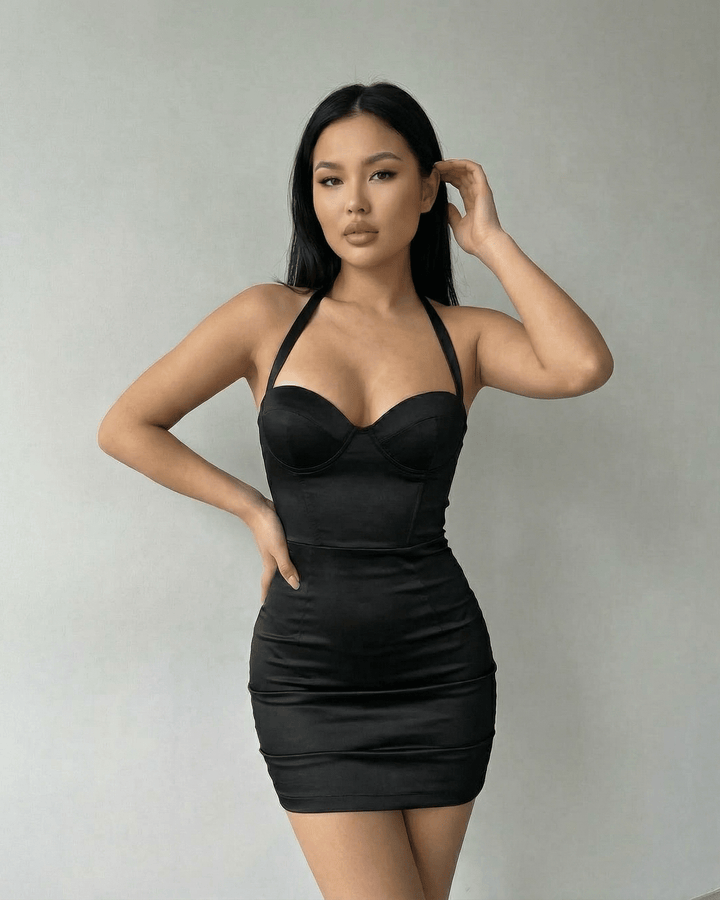 Vestido de cóctel ceñido halter negro para mujer, perfecto para noches elegantes y fiestas.