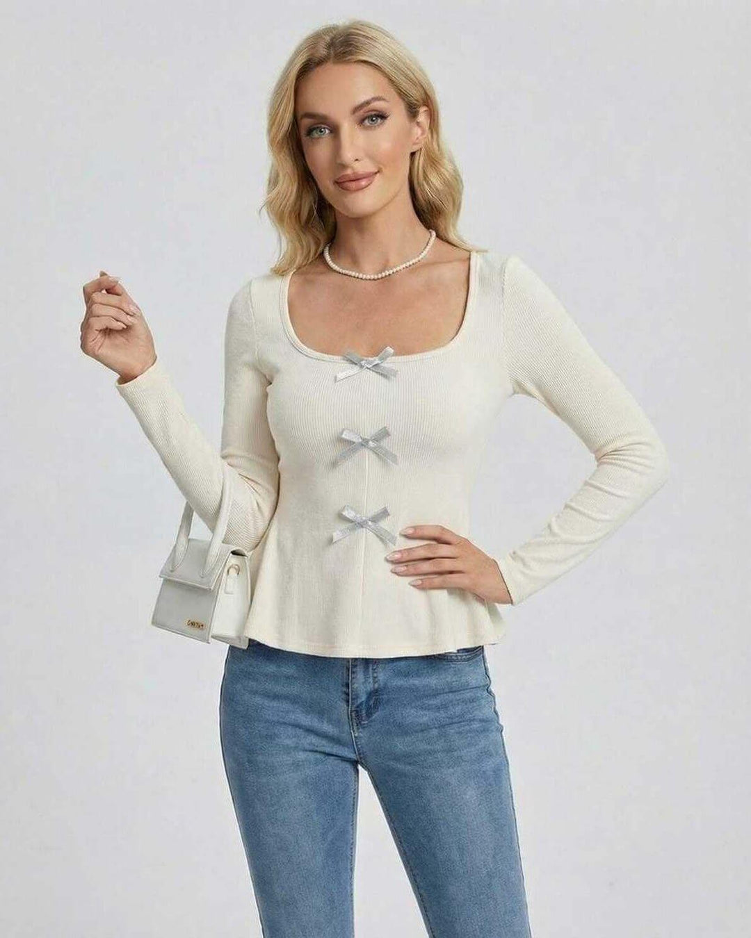 Pulóver blanco de mujer, diseño ceñido y moderno. Cuello cuadrado con lazo, manga larga. Versátil.