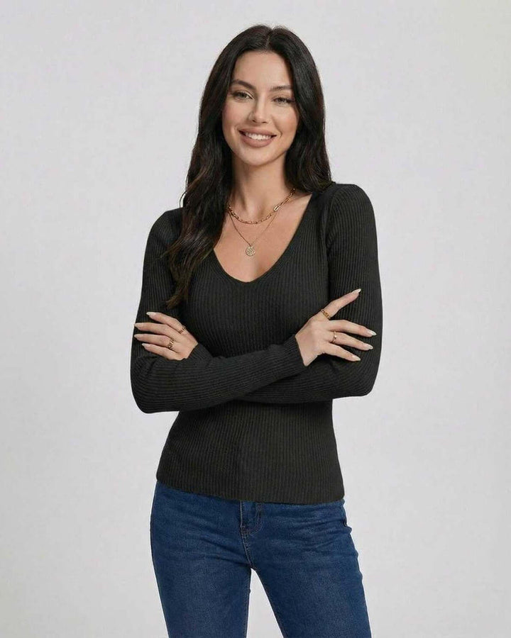 Pullover blanco rayado de mujer, cuello V. Manga larga y ajuste slim. Perfecto para un estilo moderno y casual.