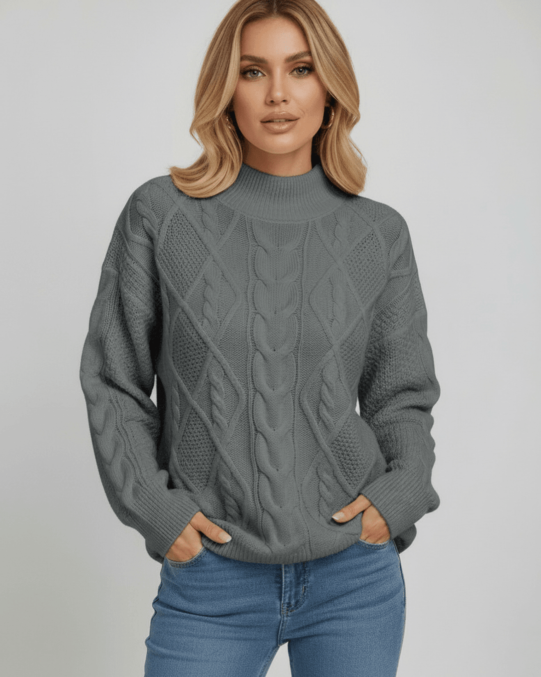 Moda invierno: suéter oversize blanco de mujer con textura distintiva. Estilo Mónaco elegante y casual.