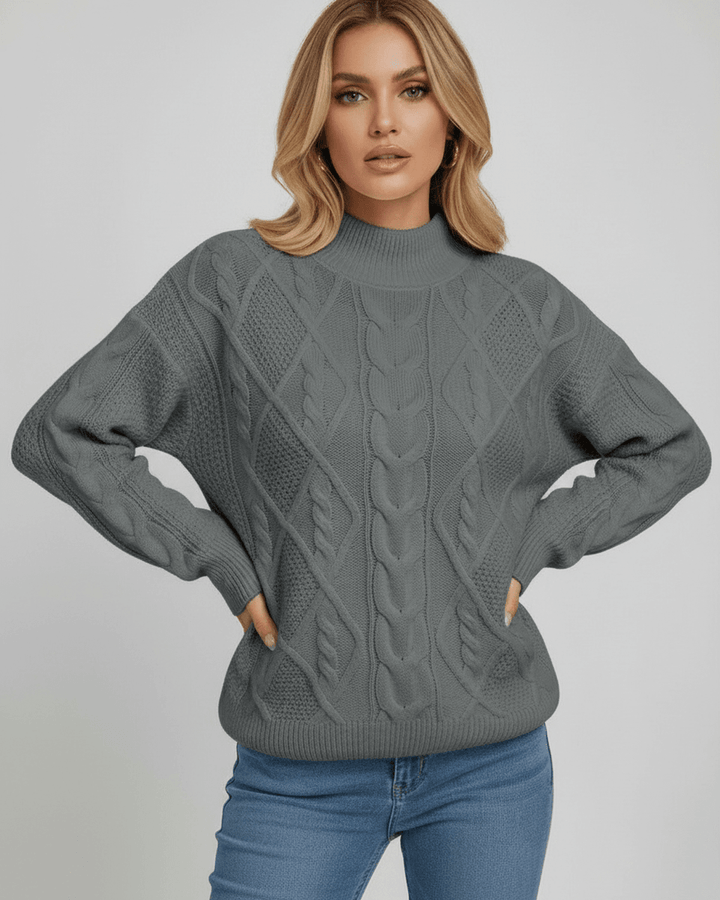 Detalle de la textura en suéter oversize blanco para mujer. Tejido suave y cómodo, tendencia de otoño.