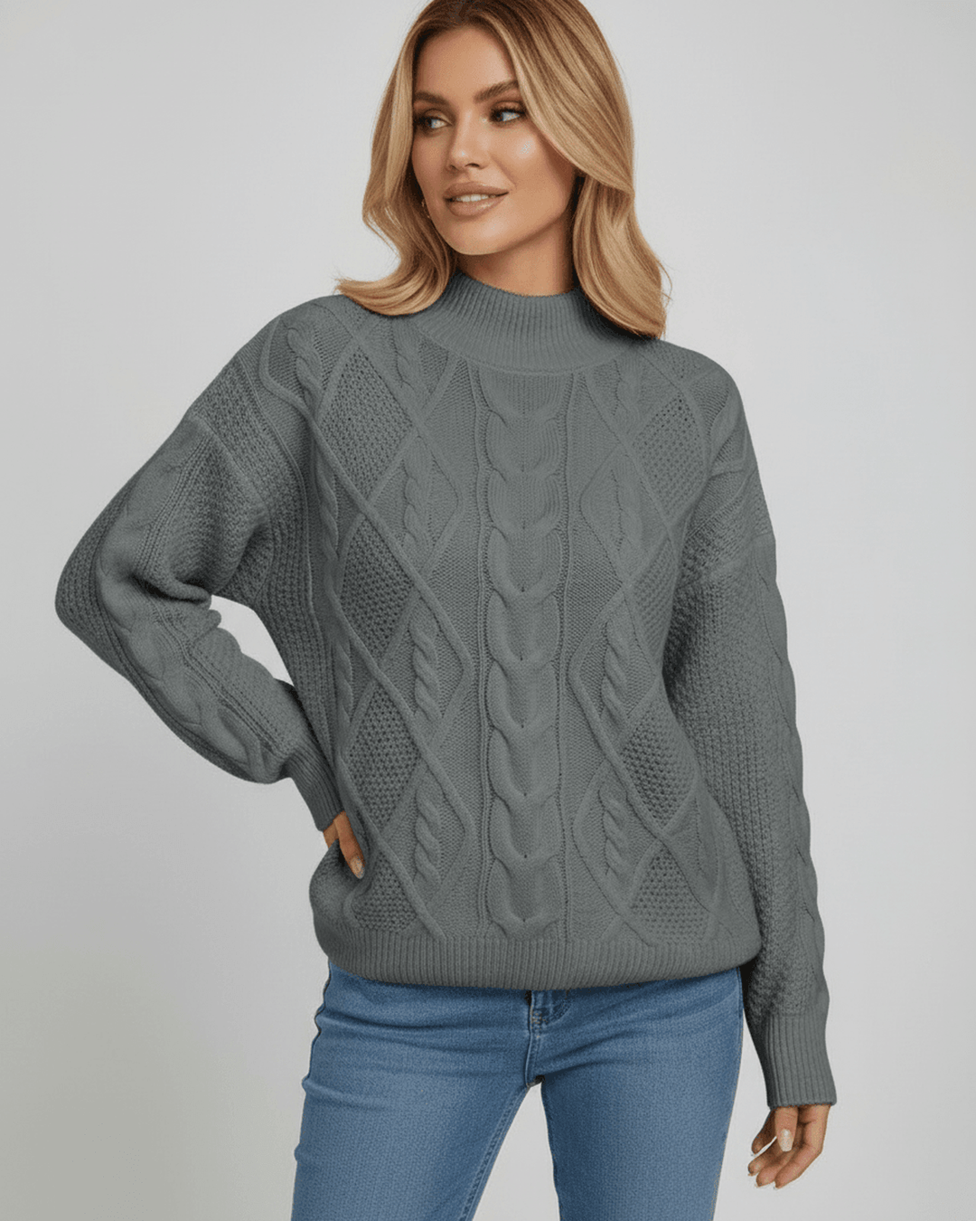 Suéter oversize blanco estilo Mónaco, perfecto para un look elegante de mujer en otoño e invierno.