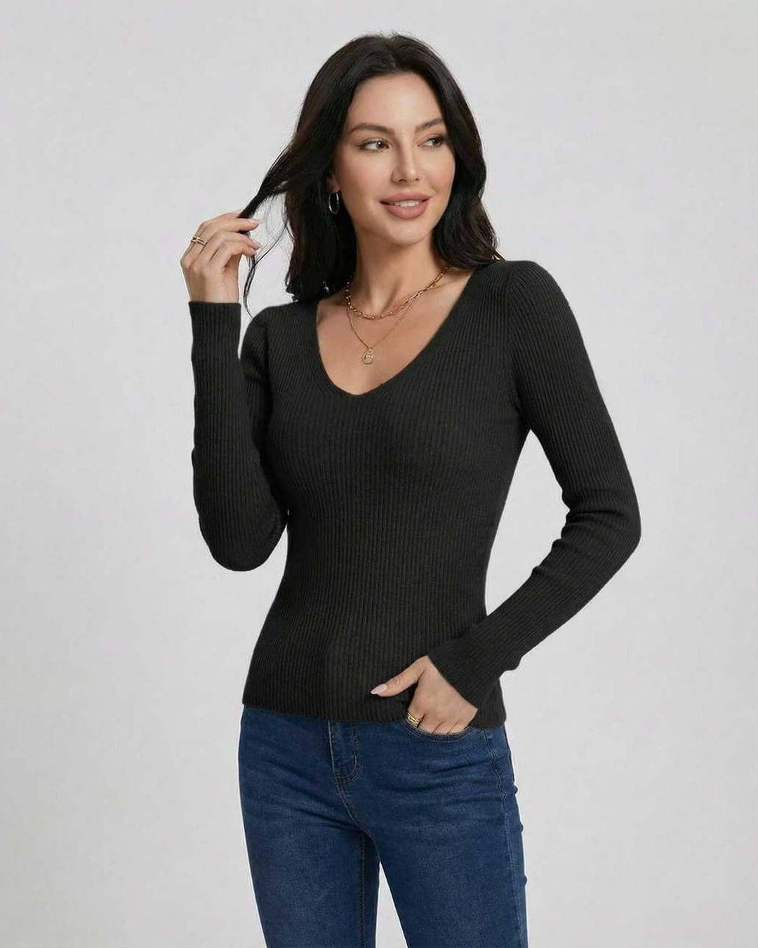 Pullover de mujer blanco, cuello V, manga larga. Ajuste slim y tejido suave, ideal para un look chic.