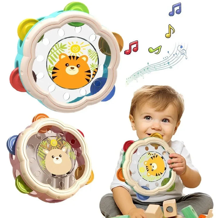Bebé jugando con set de instrumentos musicales Montessori de madera, fomentando estimulación temprana y desarrollo.